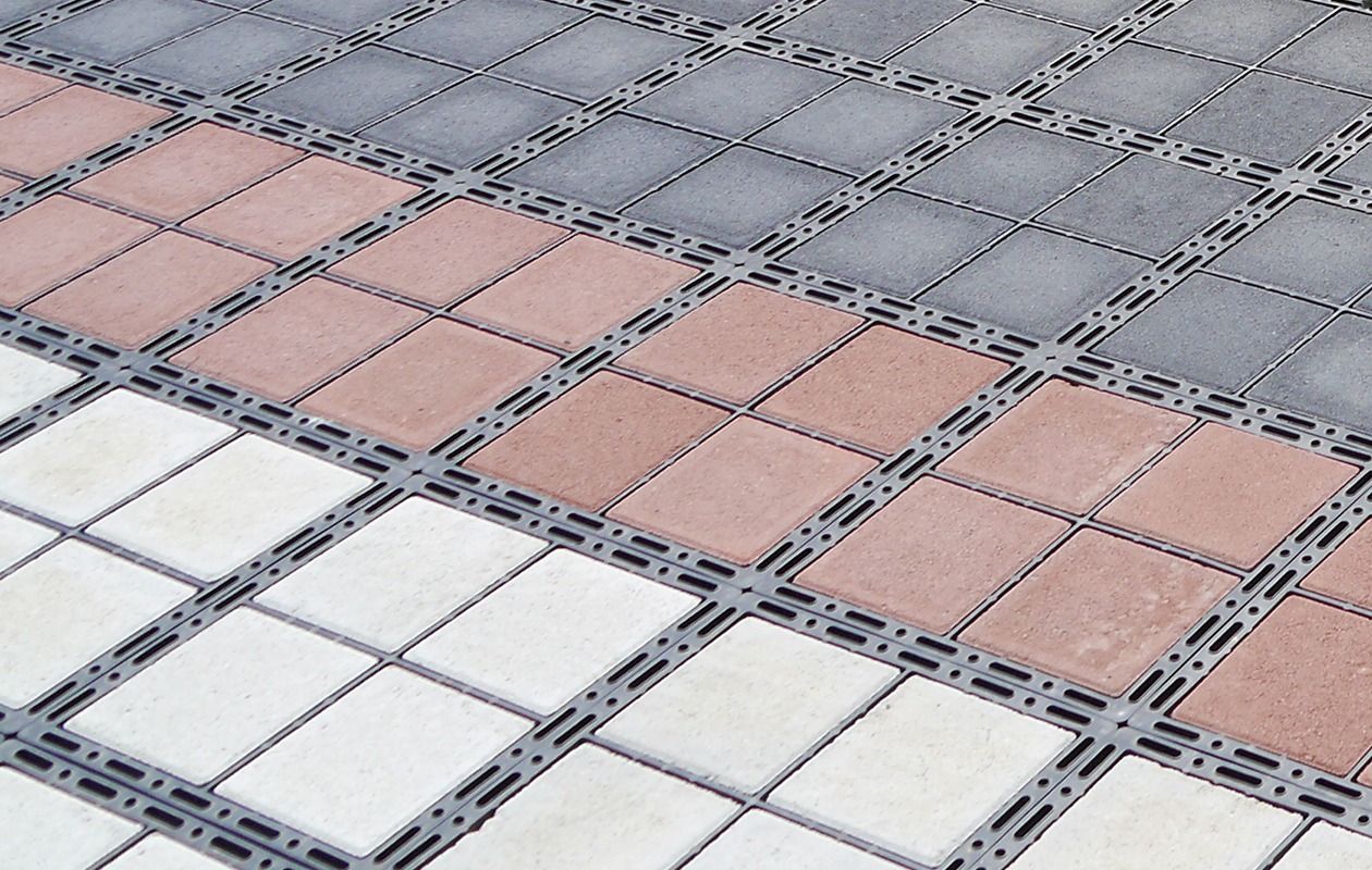ECORASTER Bloxx Fläche mit unterschiedlich farbigen Betonsteinen