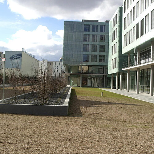 Innenhof mit Freifläche für die Feuerwehr, umgeben von hohen Bürogebäuden
