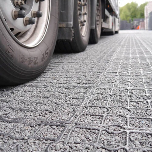 Nahaufnahme von LKW Reifen auf einer mit splitt verfüllten ECORASTER Lagerfläche
