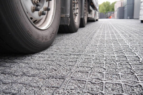 ECORASTER Logistikfläche Arzberg Nahaufnahme von LKW Reifen auf einer mit splitt verfüllten ECORASTER Lagerfläche
