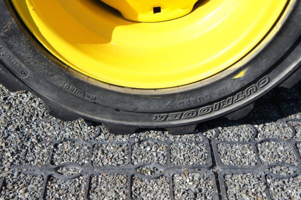Detailansicht eines großen Schwerlastreifens auf mit Schotter befüllten ECORASTER