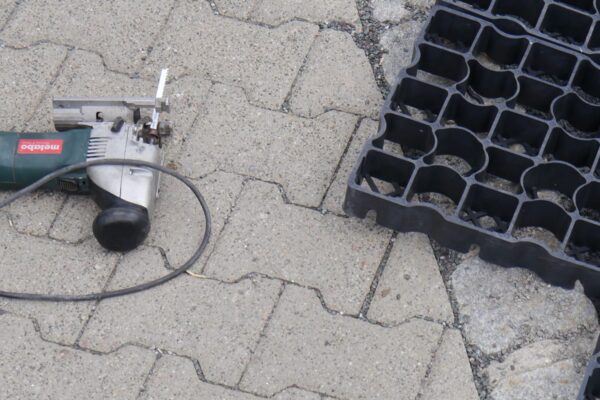 Stichsäge liegt auf dem Boden neben einem ECORASTER Element