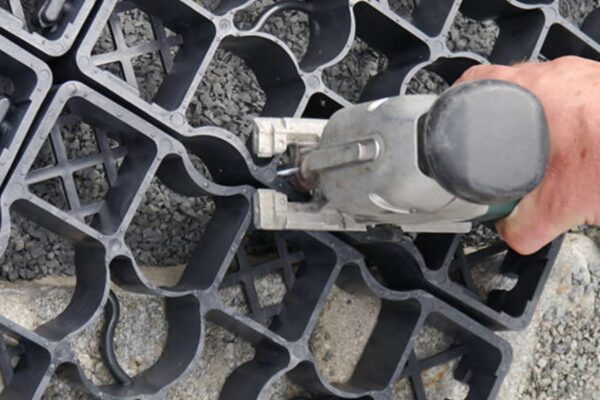Mit einer Stichsäge werden ECORASTER Bodengitter zugeschnitten.
