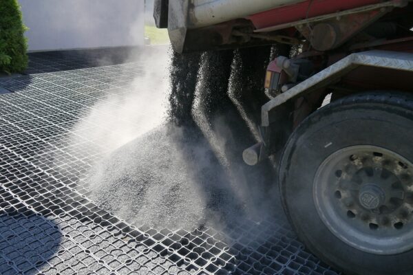 Abladung von Splitt auf große ECORASTER Fläche durch Transporter