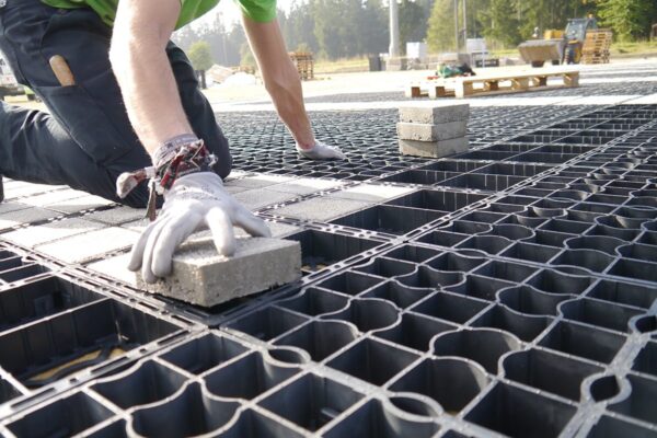 Verfüllung einer großflächen Bloxx Fläche mit Betonsteinen