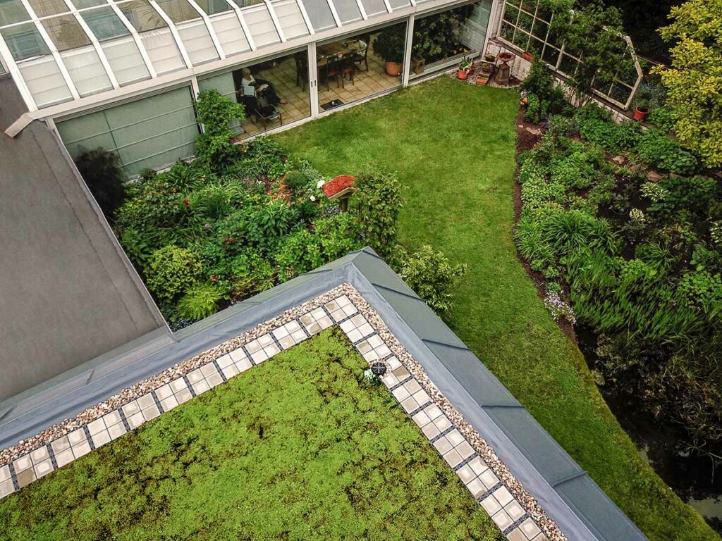 Dachbegrünung mit BLOXX Umrandung und Blick auf den Garten