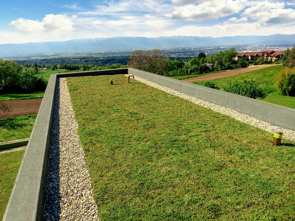 Dachbegrünung ECOgreen PACK auf Colonges Maison mit Blick in die umliegende Landschaft